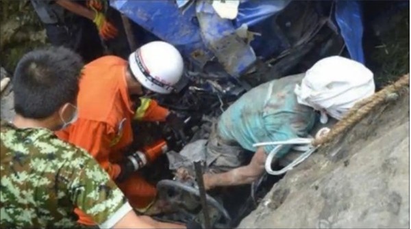 Cảm động người cha chấp nhận rơi xuống vực sâu để cứu con