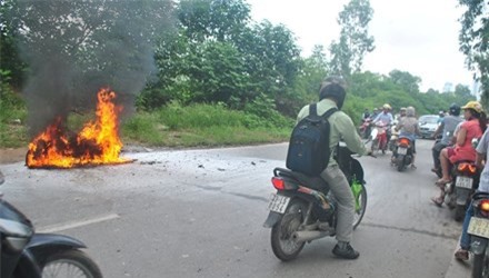 Cô gái khóc nức nở chứng kiến xe máy của mình bốc cháy