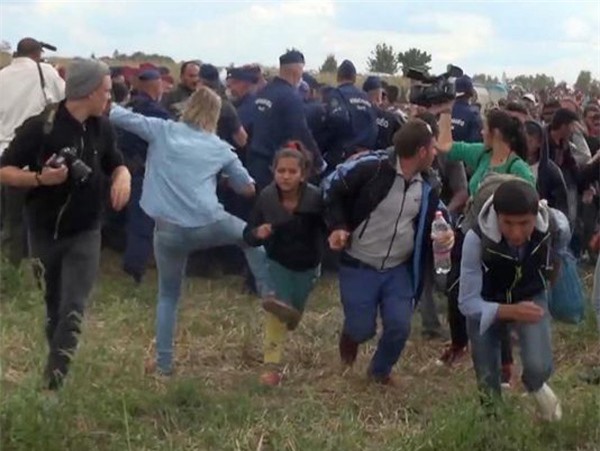 Nhà báo Hungary bạo lực với người tị nạn nhập cư bị sa thải