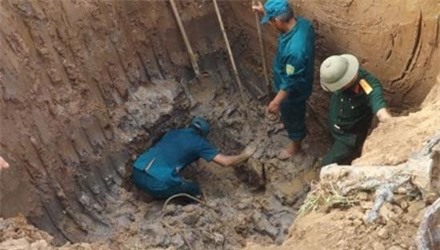 Bàng hoàng phát hiện quả tên lửa dưới độ sâu 4m