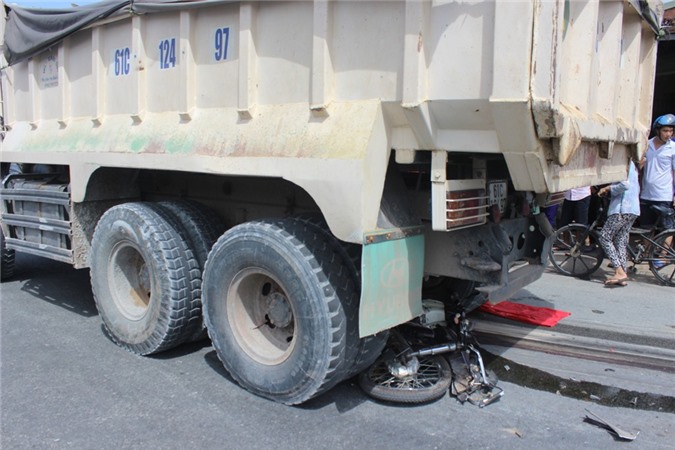 Bình Dương: Xe ben cuốn xe máy vào gầm, một người tử vong