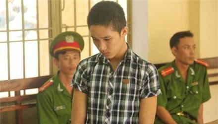 Lĩnh án 7 năm tù chỉ vì giành ghế nhựa với bạn thân 