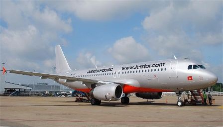 Những vụ xe đâm máy bay gây chấn động