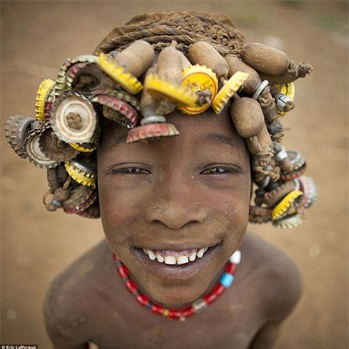 Bộ lạc "siêu dị" với bộ tóc... nắp chai