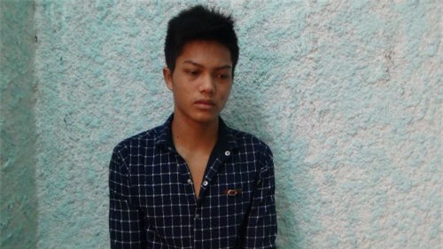 Hai khách làng chơi ép nữ tiếp viên karaoke “đổi tình” để chuộc điện thoại