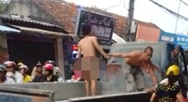 Nam thanh niên trần truồng chặn đầu xe giữa đường phố Hà Nội