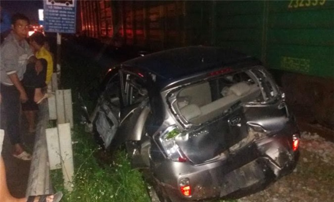 Nghệ An: Tàu hỏa tông nát xe 4 chỗ, tài xế may mắn thoát chết