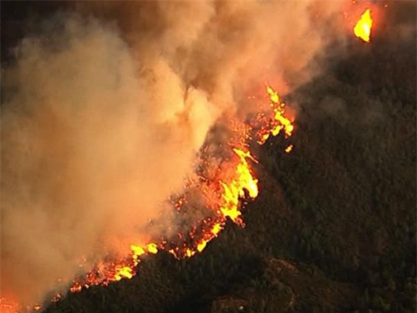 Cháy lớn ở California: 1 người chết, 400 ngôi nhà bị phá hủy