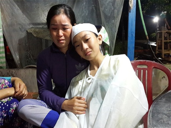 Vợ đau đớn khi biết tin chồng bị xả súng bắn chết trên biển