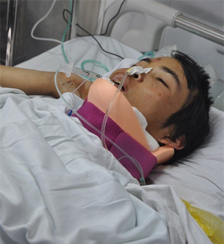 Bị đá đè gãy cổ, tính mạng chàng trai dân tộc Thái nguy kịch