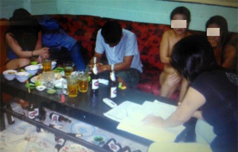 Sốc: Tiếp viên quán nhậu khỏa thân, thoát y để câu khách