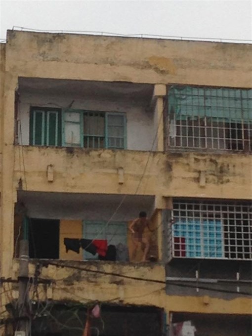 “Thanh niên cứng” nghi ngáo đá, khỏa thân chạy giữa phố