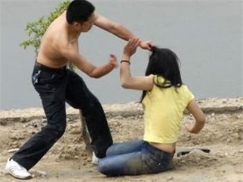 Bắt đối tượng đánh vợ rồi lao vào chém công an