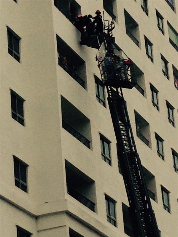 Cháy lớn ở Hà Nội: Dân “hoảng loạn” chờ cứu hỏa tại chung cư HH4A