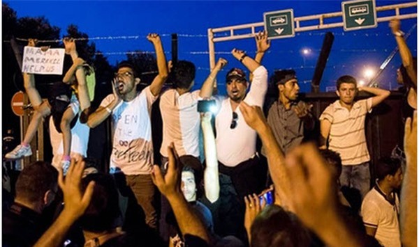 Người tị nạn biểu tình, Hungary đóng cửa đường biên giới