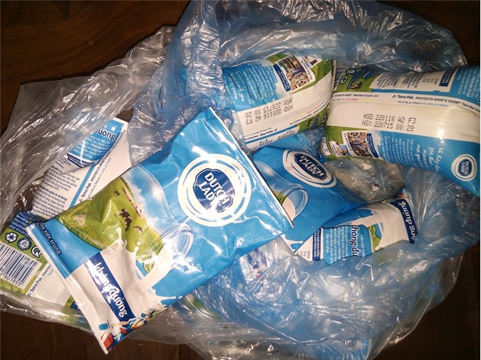 Sữa bịch Dutch Lady “phát nổ” và bốc mùi hôi nồng nặc?