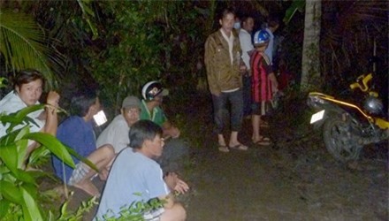 Bàng hoàng thi thể cô gái phân hủy bốc mùi dưới mương