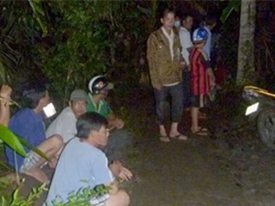 Bàng hoàng thi thể cô gái phân hủy bốc mùi dưới mương