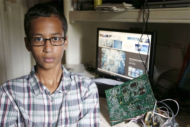 Cậu bé 14 tuổi bị bắt vì chế tạo ra đồng hồ điện tử quá giống bom