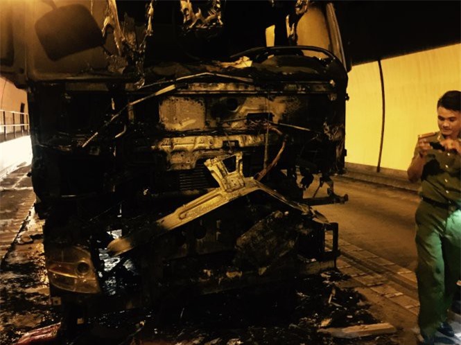 Cháy xe dữ dội, hầm Hải Vân đóng cửa khắc phục