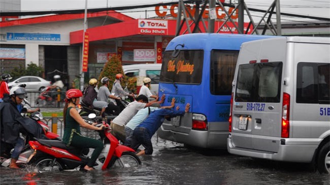 Đẩy ô tô, kiếm tiền triệu mùa mưa lũ