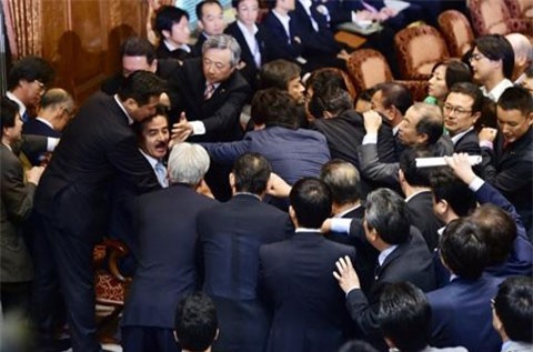 Nghị sĩ Nhật lao vào "ẩu đả" nhau khi tranh luận dự luật quân sự