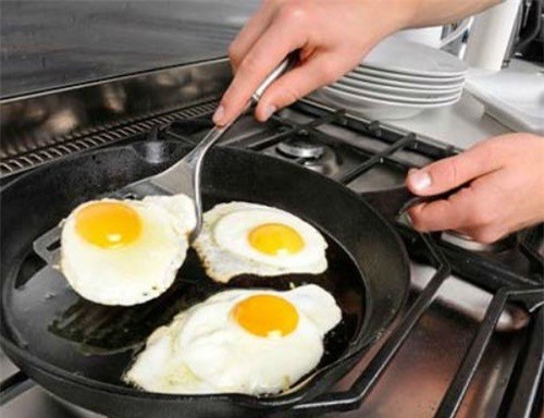 Nguy hiểm tiềm tàng đằng sau chảo chống dính không rõ nguồn gốc