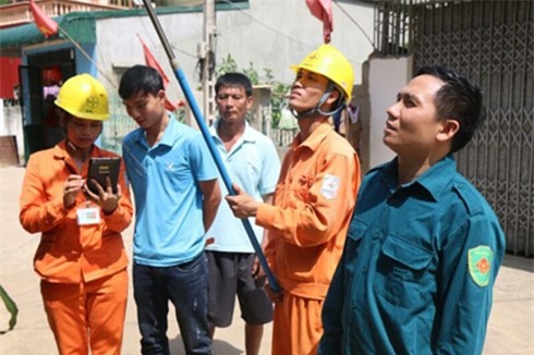 Người dân được giám sát ghi số điện