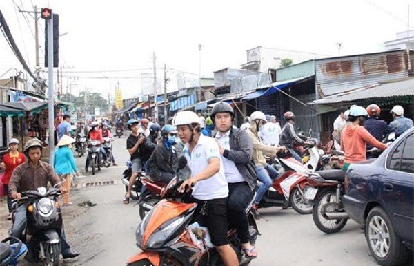 TP.HCM: Xà lan đâm hỏng cầu sắt, giao thông "tê liệt"