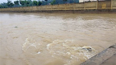 Cảm động nam sinh lớp 11 lao xuống dòng lũ cứu thầy cô giáo