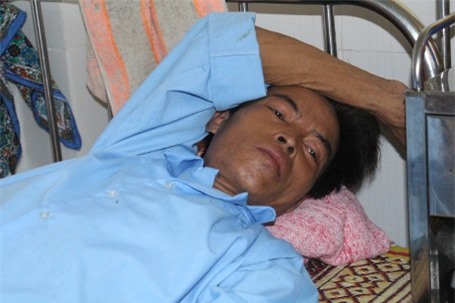 Nỗi niềm cay đắng của người cha mang trọng bệnh