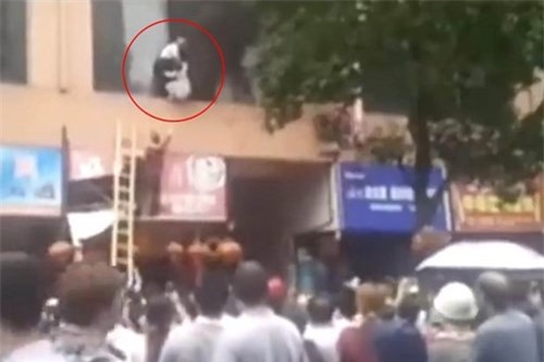 “Rớt tim” cảnh ném nhiều trẻ mầm non xuống đất vì… hỏa hoạn