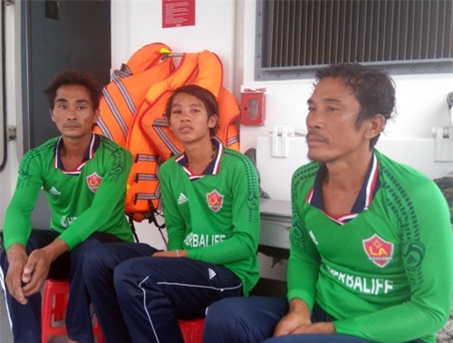 Vụ nổ bình gas chìm tàu: Đưa thi thể 11 ngư dân vào đất liền