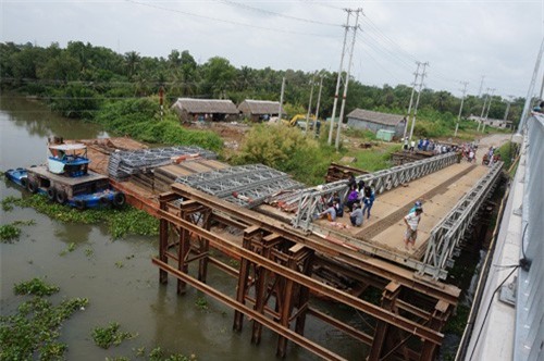 Đi xe vào cầu đang tháo dỡ, một phụ nữ rơi xuống sông mất tích 