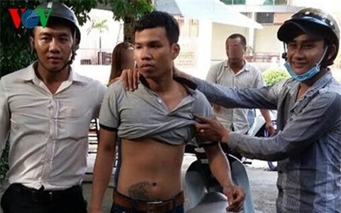 Cướp xong gọi điện rủ nạn nhân vào nhà nghỉ để... tâm sự