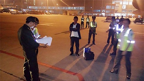 Nam hành khách bị áp tải xuống máy bay vì hút thuốc trong toilet