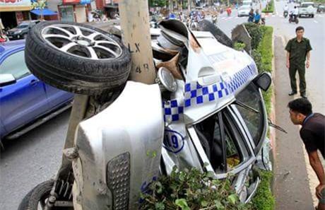 Taxi mất lái húc thẳng cột điện, 3 người nhập viện