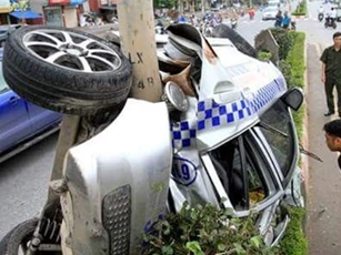 Taxi mất lái húc thẳng cột điện, 3 người nhập viện