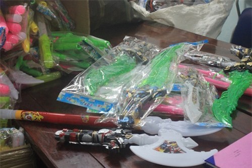 Thu giữ hàng nghìn đồ chơi bạo lực như súng, đao, kiếm... trước Tết Trung thu