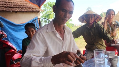 Bố chồng tá hỏa vì con dâu tử vong khi sặc điện thoại iphone 