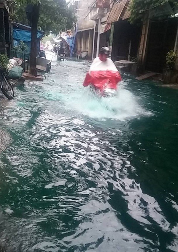 Nguyên nhân nước xanh bất ngờ sau mưa lớn: Do 2 bao thuốc nhuộm?