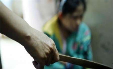 Nghi ngờ bị “cắm sừng”, chồng ra tay giết vợ rồi tự sát