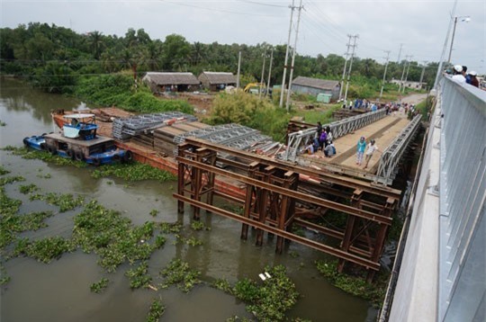 Vụ xe máy lao xuống sông: Tìm thấy thi thể cô gái trẻ