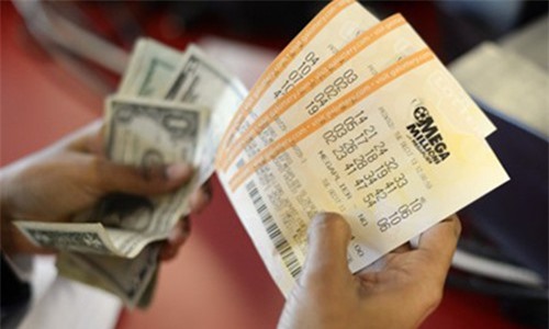 Bất ngờ thành triệu phú vì tìm được vé số trong đống thư