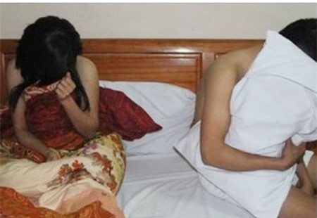 Chồng “chết đứng” nhìn vợ cùng nhân tình khỏa thân giữa chòi hoang