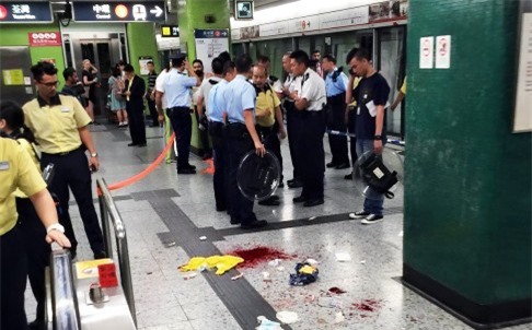 Hong Kong: Tấn công đẫm máu ở ga tàu điện, 3 người trọng thương