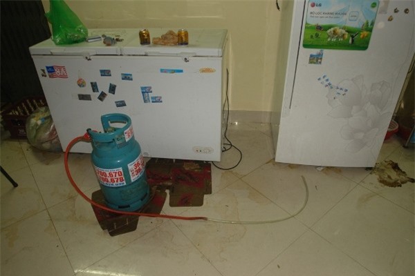 Bố “ngáo đá” uy hiếp con trai bằng khí ga và xăng 