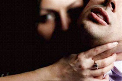 Đàn ông "tái mặt" vì nhóm phụ nữ lạ cưỡng hiếp, cướp... tinh trùng