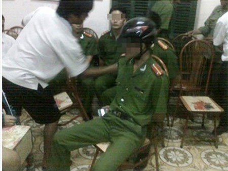 Khởi tố 2 đối tượng đánh công an còn dở trò ăn vạ