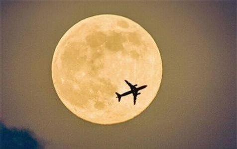 Sốt trào lưu mua vé máy bay đêm Trung thu để lên trời ngắm "chị Hằng"